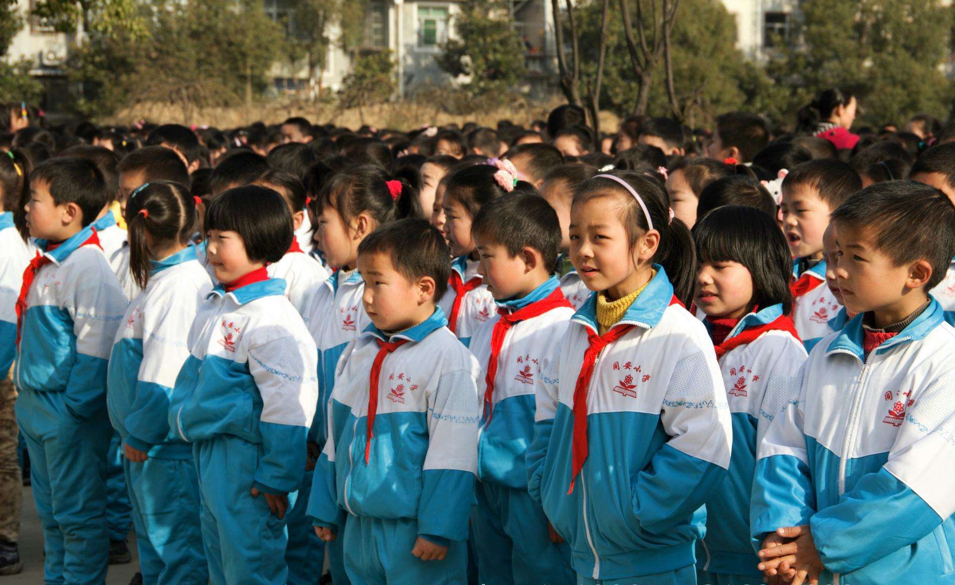 昆明中小学生校服